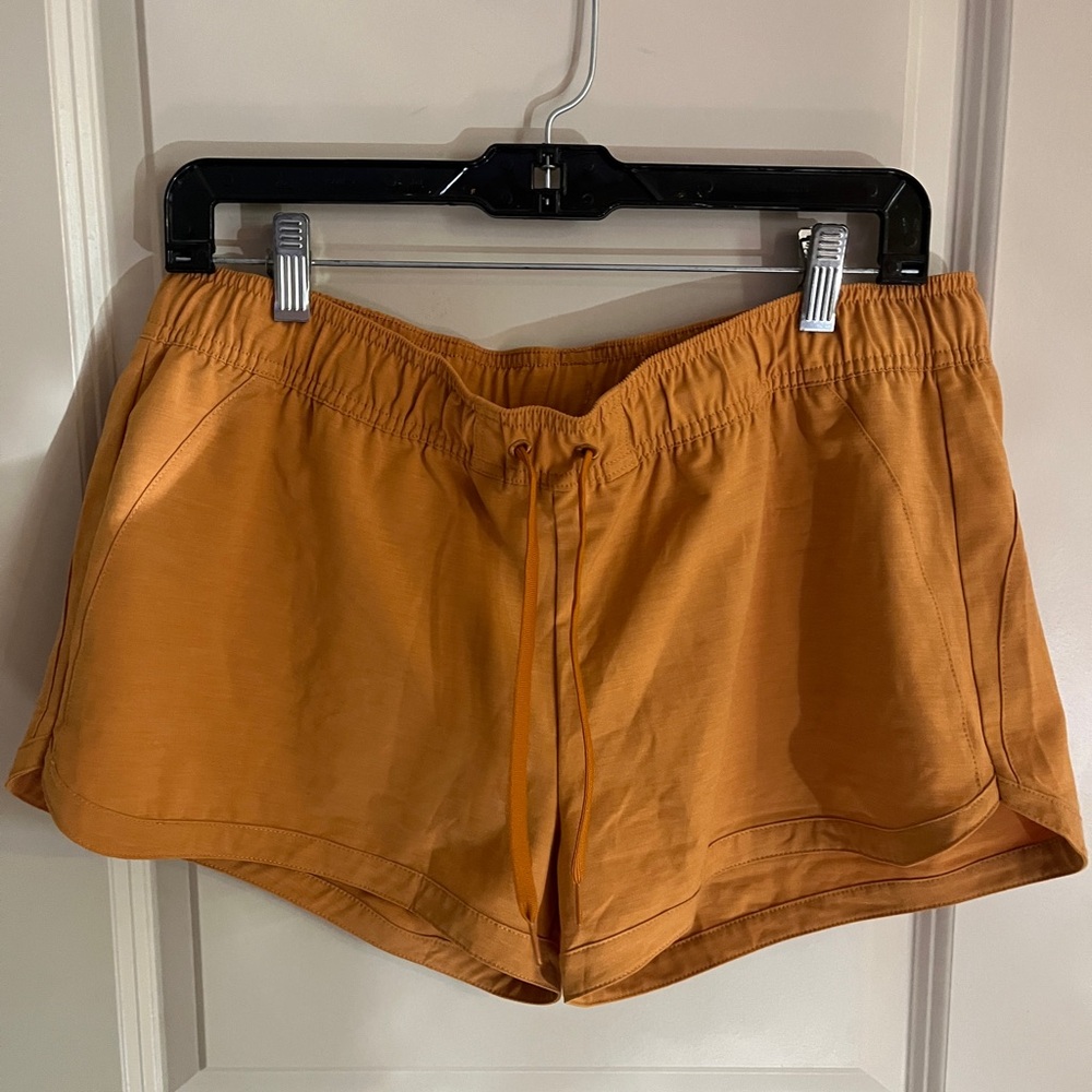 Prana Golden Tan shorts 2.5”